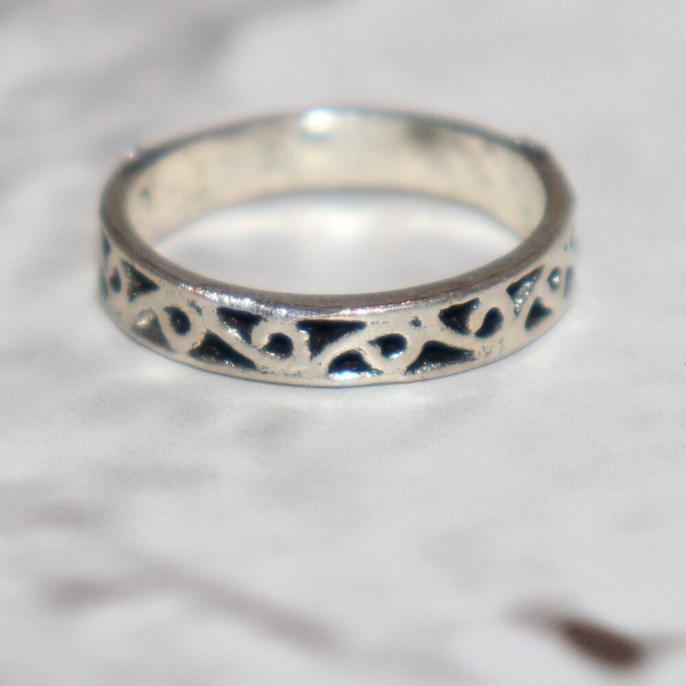 Pretty Silver Ring Band – Size 3.5 Petite Shine · Minimalist Style · Everyday